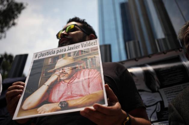 Kollegen des ermordeten Javier Valdez demonstrieren im Mai 2017 vor der Generalstaatsanwaltschaft in Mexiko. Foto: imago/Agencia EFE/Sashenka Gutierrez Kollegen des ermordeten Javier Valdez demonstrieren im Mai 2017 vor der Generalstaatsanwaltschaft in Mexiko. Foto: imago/Agencia EFE/Sashenka Gutierrez