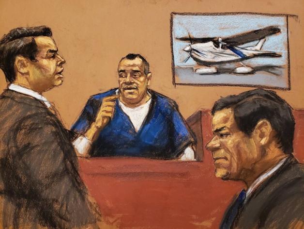 Gerichtszeichnung, die Anwalt Anthony Nardozi (links) zeigt, beim Verhör von Isaias Valdez Rios (Mitte) vor dem Angeklagten Joaquin "El Chapo" Guzmán (rechts). Zeichnung: imago/Agencia EFE/Jane Rosenberg