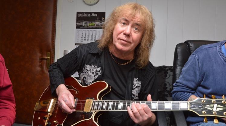 Smokie-Gitarrist Alan Silson mit seiner Gitarre, die er nach 25 Jahren wieder im Internet gefunden hat. Er war zu Gast im KTL-Radio-Studio. 