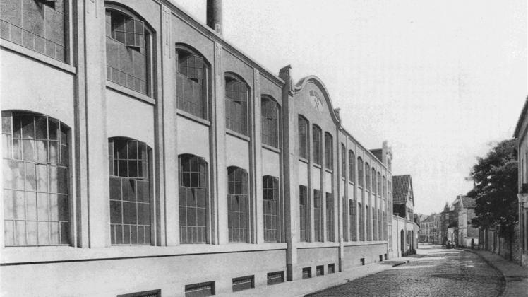 Die Mechanische Werkstatt der Firma Carl Weymann, fotografiert von Rudolf Lichtenberg 1911. Dieses Gebäude wurde 1991 abgerissen und der Petersburger Wall verbreitert. 