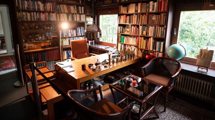 Das Arbeitszimmer von Helmut Schmidt. Hinten geht es zu seinem Handarchiv und einem Konferenzraum. Eine weitere Tür führt in sein Schlafzimmer. Die Vitrine enthält zahllose Geschenke und Erinnerungsstücke. So auch ein Schachspiel, das Schmidt als Kriegsgefangener geschnitzt hatte. 