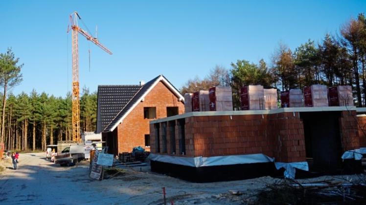 Die ersten Rohbauten im neuen Baugebiet „Großer Sand II“ in Börger sind bereits zu sehen. 