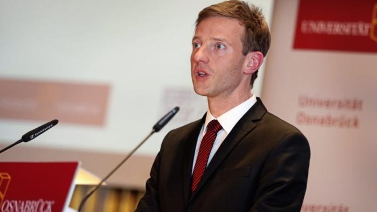 Bernd J. Hartmann ist Professor für Öffentliches Recht, Wirtschaftsrecht und Verwaltungswissenschaften. 