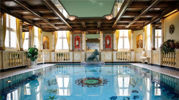 Das Schloss Hüffe verfügt über ein Schwimmbad. Dass ein solch großes Bad in einem Wasserschloss liegt, ist sehr selten. 