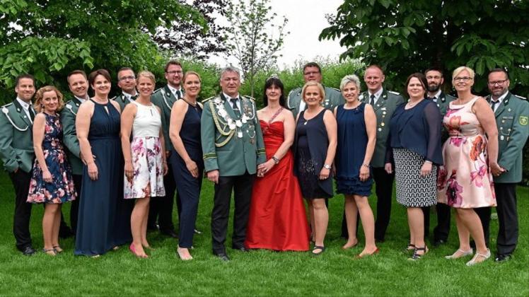 Der Schützenthron 2019/2020 in Hare-Erika, von links: Carsten und Ruth Behnen, Frank und Katrin Dickmann, Andre und Ina Kramer, Andreas und Frauke Steffens, Königspaar Jürgen und Manuela Nie, Martin und Nicole Bols, Pascal und Simone Mähr, Frank und Birgit Pohl, Christian und Nicole Gerdes. 