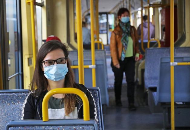 Haltestangen im Bus sind keine besondere Gefahr für eine Corona-Infektion. Haltestangen im Bus sind keine besondere Gefahr für eine Corona-Infektion.