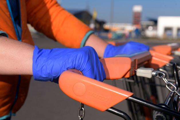 Den Griff des Einkaufswagens fassen einige Menschen während der Corona-Pandemie ungern an – Handschuhe bietet jedoch keine Extraschutz. Wichtig ist, auf den Griff ins Gesicht zu verzichten. Den Griff des Einkaufswagens fassen einige Menschen während der Corona-Pandemie ungern an – Handschuhe bietet jedoch keine Extraschutz. Wichtig ist, auf den Griff ins Gesicht zu verzichten.