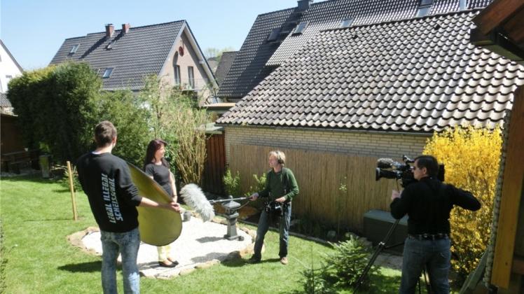 Außenaufnahmen  im Oldendorfer Garten. Regina Grafunder im Mittelpunkt der TV-Aufnahmen. Fotos: Ralf Grafunder