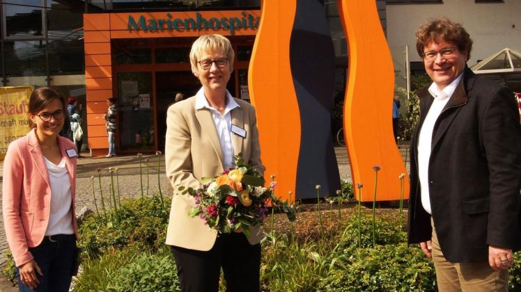 Die neue Pflegedirektorin, Susanne Karrer (Mitte), wurde von Krankenhausdirektor Johannes Düvel und Esther Wellmann (stellvertretende Pflegedirektorin) am Marienhospital Osnabrück begrüßt.
