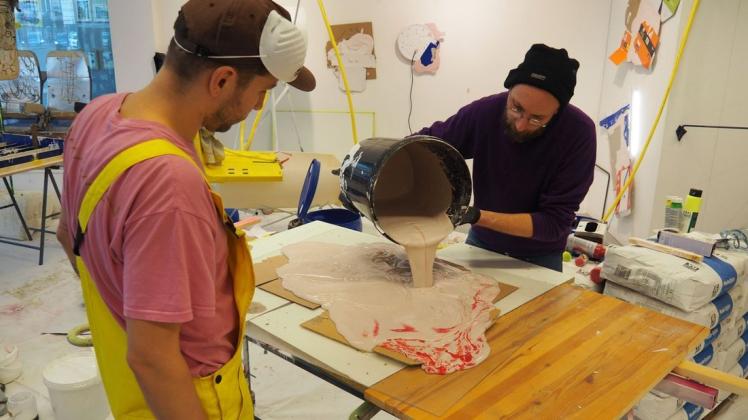 Machten bereits im März den Kunstraum hase29 zu ihrer Baustelle: Kevin Bauer und Samuel Treindl (rechts) stellten vor Ort Kunstwerke her und wollten sich dabei von Besuchern über die Schulter schauen lassen. Corona machte ihnen einen Strich durch die Rechnung . Foto: Tom Bullmann