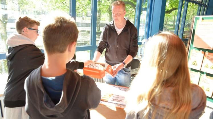 Die Versuchung ist oft groß: Frank Greve, Mathe- und Physik-Lehrer an der Oberschule Bookholzberg, bietet seinen Schülern beim „KlarSicht-MitmachParcours“ symbolisch Zigaretten an. 