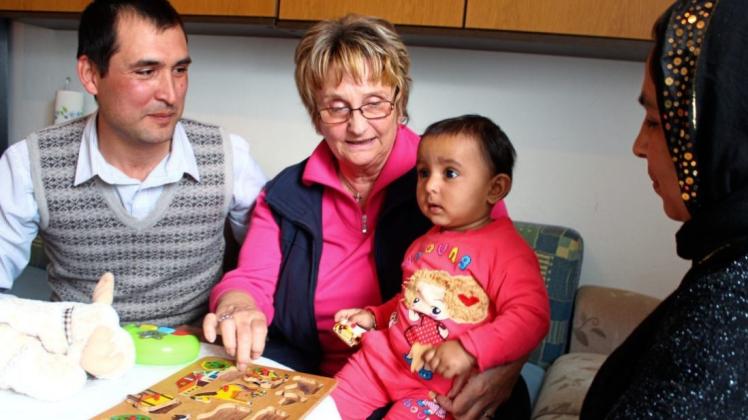 Spielen mit dem Nachwuchs: Charlotte Bastisch (67, Mitte) betreut über das Wellcome-Projekt der Evangelischen Familienbildungsstätte die afghanischen Flüchtlinge Azizullah Auliyqul (35, v. li.), Mutter Nabila Mirza Mohammed (24) und Töchterchen Zeynab Azizullah. 