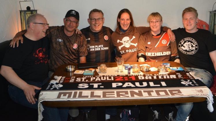 Der harte Kern der Delme-Piraten (von links): Andreas Hein, Gregor Weigmann, Wolfgang Kretschmer, Sonja Eisbrich, Anja und Kevin Laukenings unterstützen den FC St. Pauli. 