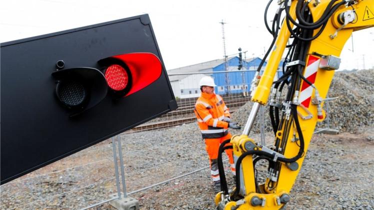 Ein Bagger richtete am Montag ein Bahnsignal auf, das zum offiziellen Baustart für das elektronische Stellwerk Osnabrück symbolisch von Rot auf Grün umgestellt wurde. 
