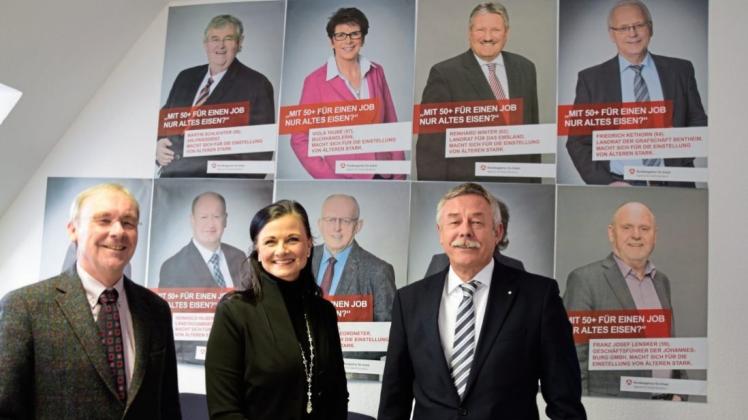 Freuten sich, dass zwölf Prominente aus der Region ihre Konterfeis für die Aktion „Gesicht zeigen“ zur Verfügung gestellt haben: Hans-Joachim Haming (von links), Gitta Connemann und Klaus Stietenroth. 