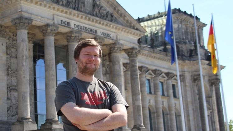 Tim Fürup arbeitet seit einem Jahr als wissenschaftlicher Mitarbeiter für den Bundestagsabgeordneten Hubertus Zdebel in Berlin. 