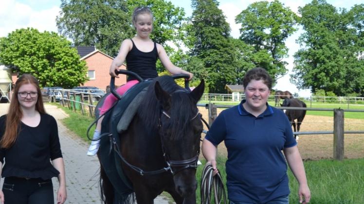 Fahren gemeinsam nach Hannover: Annika Senff, Mimi, Pferd Dobby Dumbledore und Tanja Evers-Bünker (von links) brechen Montag zu den Special Olympics auf. Fahren gemeinsam nach Hannover: Annika Senff, Mimi, Pferd Dobby Dumbledore und Tanja Evers-Bünker (von links) brechen Montag zu den Special Olympics auf.