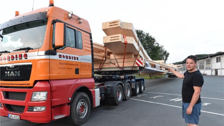 Einen Schwertransport mit 54 Meter Länge muss Mike Stahlhut über Hunderte Kilometer bis nach Stuttgart manövrieren. Fahren darf der 33-Jährige nur in den Nachtstunden. Einen Schwertransport mit 54 Meter Länge muss Mike Stahlhut über Hunderte Kilometer bis nach Stuttgart manövrieren. Fahren darf der 33-Jährige nur in den Nachtstunden.