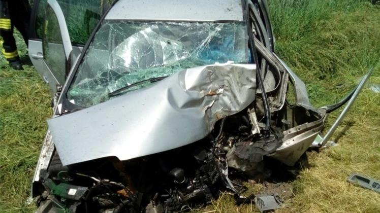 Schwere Verletzungen erlitt die Fahrerin des Pkw-Kombi beim Unfall auf der Bohmter Straße in Haldem. 