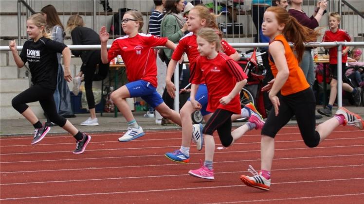 Spannende Wettkämpfe haben sich die Nachwuchs-Leichtathleten bei den Kreismeisterschaften im Stadion am Helter Damm in Meppen geliefert. Spannende Wettkämpfe haben sich die Nachwuchs-Leichtathleten bei den Kreismeisterschaften im Stadion am Helter Damm in Meppen geliefert.