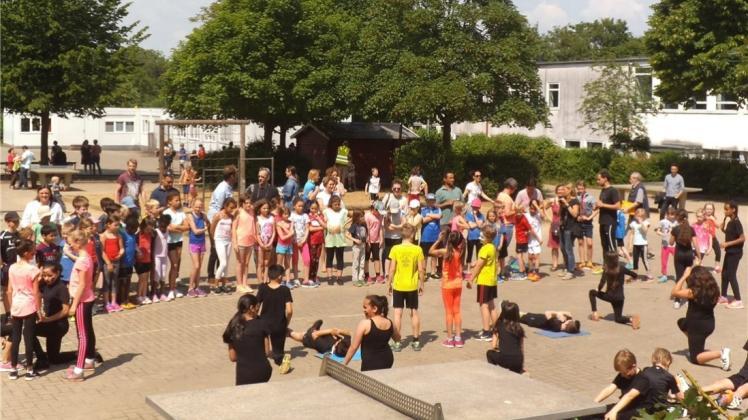 Am Freitag haben 250 Schüler der Osnabrücker Elisabeth-Siegel-Schule mit einem Sponsorenlauf Geld gesammelt für neue Spielgeräte auf dem Schulhof. Am Freitag haben 250 Schüler der Osnabrücker Elisabeth-Siegel-Schule mit einem Sponsorenlauf Geld gesammelt für neue Spielgeräte auf dem Schulhof.