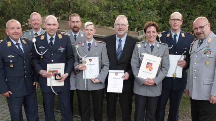 Der Stabsfeldwebel und Feldwebel für Reservisten des Landeskommandos Niedersachsen Jörg-Martin Müller mit den geehrten Reservisten Holger Thien, Carsten Kohle, Jens Mühter, Tanja Krebs, Wilfried Willemsen, Monique Tegeder, Axel Möller und Thomas Landwehr. Der Stabsfeldwebel und Feldwebel für Reservisten des Landeskommandos Niedersachsen Jörg-Martin Müller mit den geehrten Reservisten Holger Thien, Carsten Kohle, Jens Mühter, Tanja Krebs, Wilfried Willemsen, Monique Tegeder, Axel Möller und Thomas Landwehr.