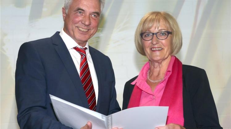 Oberschuldirektorin Hildegard Oevermann wurde von Wilfried Gillmann von der Landesschulbehörde offiziell in den Ruhestand verabschiedet. 