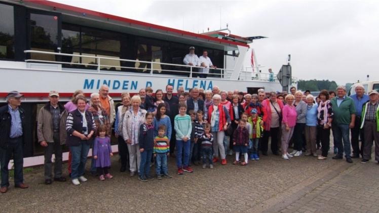 Vor dem Start in Bad Essen. Mitglieder der Reisegruppe vor der Helena, eines von drei Schiffen der Mindener Fahrgastschifffahrt. Vor dem Start in Bad Essen. Mitglieder der Reisegruppe vor der Helena, eines von drei Schiffen der Mindener Fahrgastschifffahrt.