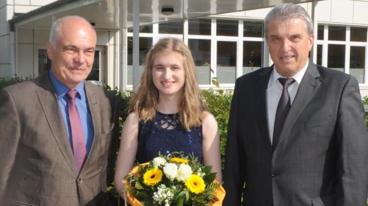 Erst 16 und schon spitze: Celina Müller erhielt den Konsul-Penseler-Preis. Bürgermeister Paul Gärtner (links) und Schulleiter Manfred Ernst gratulieren. 