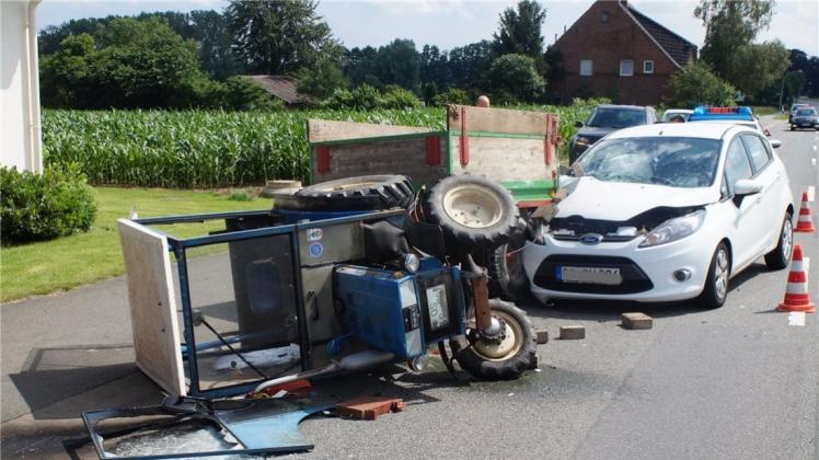 Ein weißer Ford fuhr auf ein Traktorgespann auf.
Ein weißer Ford fuhr auf ein Traktorgespann auf.