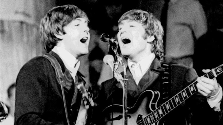Beim Anblick von Paul McCartney und John Lennon drehten im Sommer 1966 vor allem die weiblichen Fans durch. Beim Anblick von Paul McCartney und John Lennon drehten im Sommer 1966 vor allem die weiblichen Fans durch.