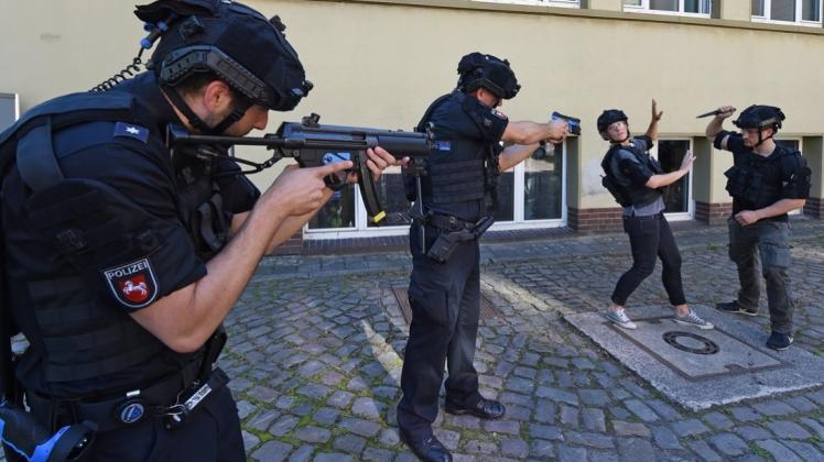 Mit Laserwaffen simulieren diese Polizisten den Einsatz bei einem gewalttätigen Beziehungsdrama. 