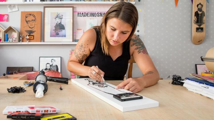 Katrin Lazaruk verhilft der Kassette zu einem hippen Revival. Mit ihrem Label „madeinosnabrueck“ fertigt sie Porträts aus Kassettenband. 