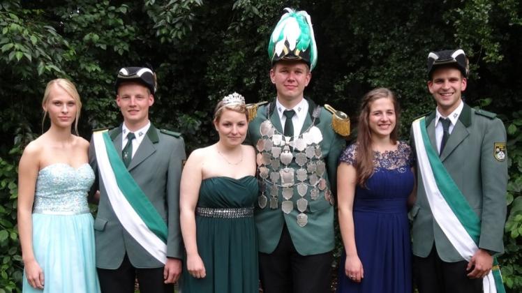 Ramsel hat einen neuen König. Von links das Ehrenpaar Pia Krannich und Michael Sperver, Königin Lena Hörnschemeyer, König Stefan Wellermann sowie das Ehrenpaar Ina Kramer und Lars Schiefelbein. Ramsel hat einen neuen König. Von links das Ehrenpaar Pia Krannich und Michael Sperver, Königin Lena Hörnschemeyer, König Stefan Wellermann sowie das Ehrenpaar Ina Kramer und Lars Schiefelbein.