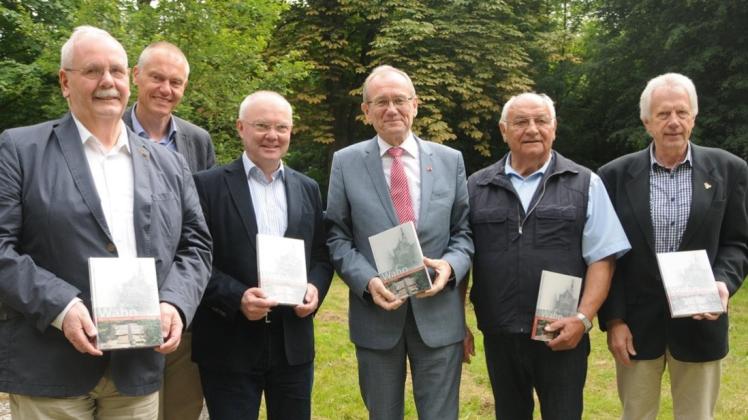 Mit ihrem Werk erinnern Heinz Kleene, Hermann Queckenstedt, Heiner Schüpp, Hermann Bröring, Wilhelm Masbaum und Hermann Wichmann an das ehemalige Dorf Wahn. Mit ihrem Werk erinnern Heinz Kleene, Hermann Queckenstedt, Heiner Schüpp, Hermann Bröring, Wilhelm Masbaum und Hermann Wichmann an das ehemalige Dorf Wahn.