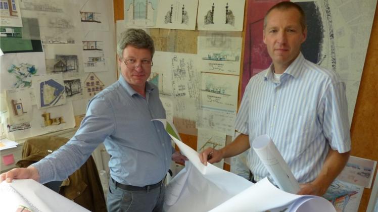 Bau-Zeichnungen auf festem Papier gehören für Stephan Leiwe und seinen Prokuristen Thorsten Peschke auch im Jahr 2016 immer noch zum Arbeitsalltag. Fotos: Norbert Wiegand (1), Familienarchiv Leiwe (2)