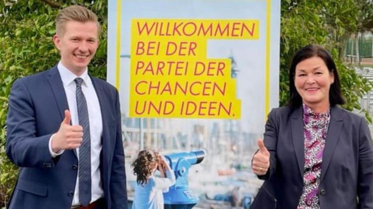 Anke Wittemann aus Bramsche ist Direktkandidatin der FDP im Wahlkreis 75 zur Landtagswahl 2022 in Niedersachsen. Ihr gratuliert der FDP-Kreisvorsitzende Matthias Seestern-Pauly. Anke Wittemann aus Bramsche ist Direktkandidatin der FDP im Wahlkreis 75 zur Landtagswahl 2022 in Niedersachsen.
