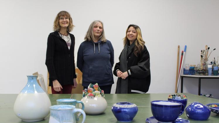 Neue Kurse für das Ostertöpfern bietet die Kunstschule Stuhr in Zusammenarbeit mit Schulleiterin Anne Roecken-Strobach (v.l.), Keramikerin Monika Reinhardt und Praktikantin Isabel Abramowski an.