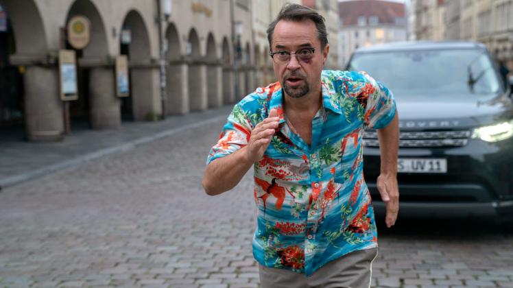 Es ist keine Einbildung: Prof. Boerne (Jan Josef Liefers) wird von einem schwarzen SUV verfolgt. Er versucht den Wagen abzuhängen. Tatort: Propheteus
