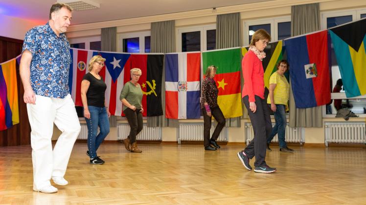 Beim kleinen Meller Sportverein TV St. Annen bietet Kursleiter Lars Binner (links) neuerdings Line Dance an.
