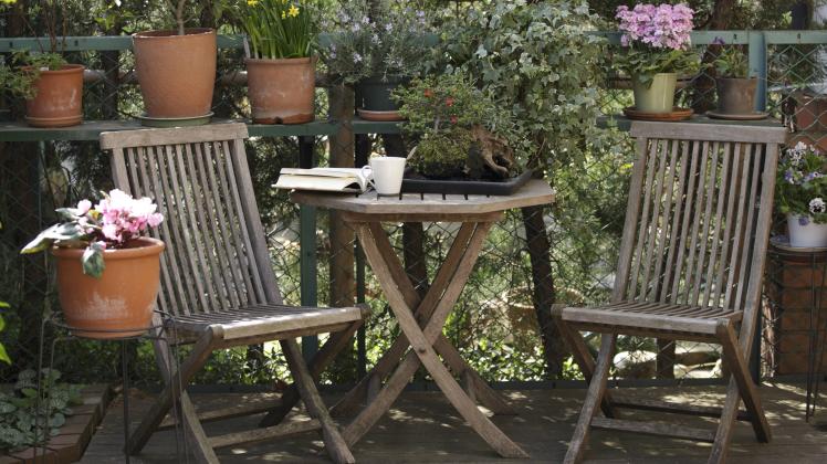 Richtig gesäuberte Gartenmöbel können Grünfläche oder Terrasse optisch aufwerten.