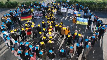 Peace: Mit Zetteln in den Nationalfarben der Ukraine stellten sich die Schüler der Wallenhorster Alexanderschule zu einem großen Friedens-Zeichen auf.