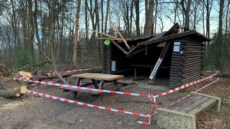Die Februarstürme haben auch die Vehrter Schutzhütte am Wittekindsweg in Belm-Icker schwer beschädigt. 