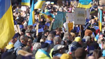 Der Krieg in der Ukraine bewegt die Menschen, wie hier bei einer Demonstration in Köln. Natalia Gerdes hat Angehörige auf beiden Seiten der Front.