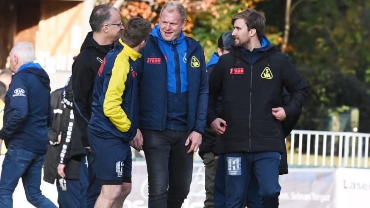 Die 3. Liga bleibt für den SV Atlas Delmenhorst um die Vorstandsmitglieder Stefan Keller (links), Bastian Fuhrken (2. von rechts) und Trainer Key Riebau (rechts) vorerst ein Gedankenspiel.