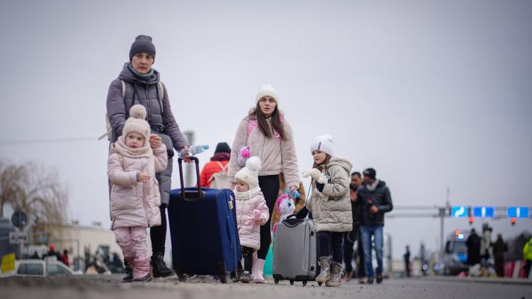 Flüchtlinge aus der Ukraine an der polnischen Grenze: Diesen Menschen möchte die Stadt Melle Wohnraum zur Verfügung stellen. Ukraine·Konflikt - ukrainische-polnische Grenze
