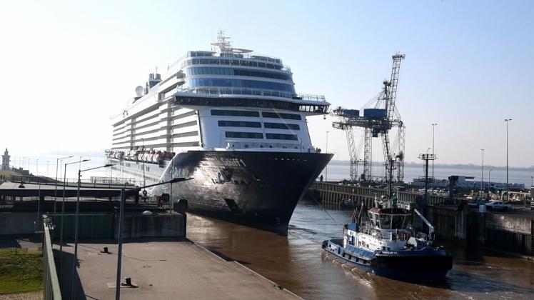 Dockschleusung der «Mein Schiff 1» in Bremerhaven