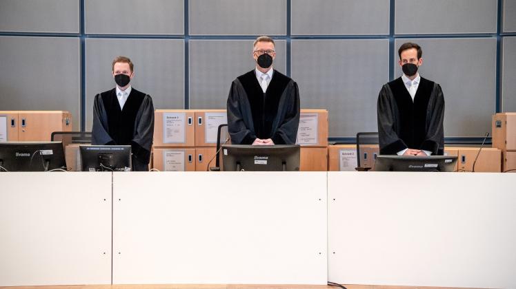 Sebastian Bührmann (Bildmitte) ist der Vorsitzende Richter im Prozess gegen Ex-Vorgesetzte des wegen Mordes verurteilten Krankenpflegers  Niels Högel. Foto: Sina Schuldt/dpa
