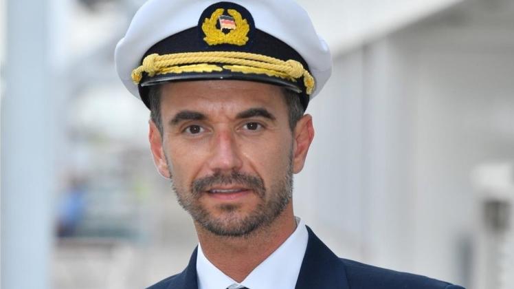 Florian Silbereisen als Kapitän auf dem ZDF-“Traumschiff“: Der Schlagerstar ist bei Dreharbeiten in Lappland positiv auf das Coronavirus getestet worden.