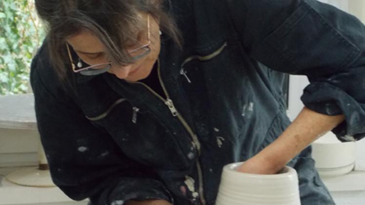 Die Keramikerin Marianne Pipping-Rabe lädt Interessierte zur Besichtigung ihrer Werkstatt ein.